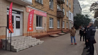 Нецензурні надписи та крадіжки наметів: у Чернігові заважають політичній агітації Нецензурні надписи та крадіжки наметів: у Чернігові заважають політичній агітації