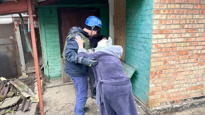 Як працюють рятувальники у Нікополі під постійними обстрілами армії РФ Як працюють рятувальники у Нікополі під постійними обстрілами армії РФ