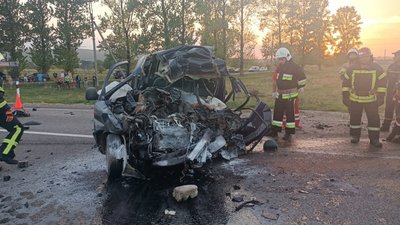 На Прикарпатті зіткнулися рейсовий автобус та легковик. Одна людина загинула, шістьох госпіталізували На Прикарпатті зіткнулися рейсовий автобус та легковик. Одна людина загинула, шістьох госпіталізували
