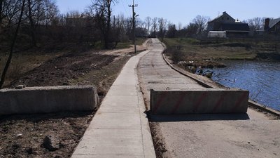 Мешканці Ганнівки стоять у черзі на в'їзд до Сум Мешканці Ганнівки стоять у черзі на в'їзд до Сум