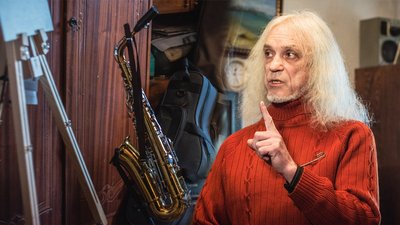 "Я гімном не торгую!" — у Миколаєві чоловік щодня виконує гімн України на саксофоні