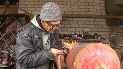 Буржуйки для військових: черкащани виготовляють пічки зі старих газових балонів Буржуйки для військових: черкащани виготовляють пічки зі старих газових балонів