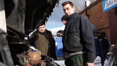 Вінницькі волонтери ремонтують три автомобілі для бійців з передової Вінницькі волонтери ремонтують три автомобілі для бійців з передової