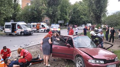 У Кам’янці-Подільському «швидка допомога» потрапила в аварію. Травмовано 9 людей