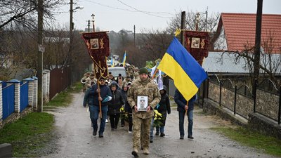 На Тернопільщині попрощалися із загиблим бійцем Миколою Юрчишиним На Тернопільщині попрощалися із загиблим бійцем Миколою Юрчишиним