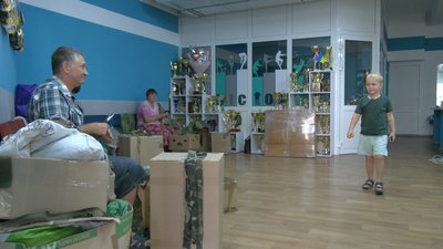 Навшпиньках плете сітки: як у Черкасах працює чотирирічний волонтер Навшпиньках плете сітки: як у Черкасах працює чотирирічний волонтер
