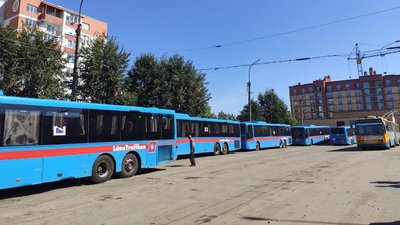 Шкільні автобуси зі Швеції