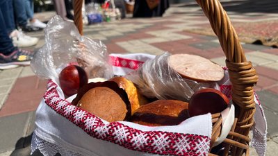 У Дніпрі освячують паски та великодні кошики У Дніпрі освячують паски та великодні кошики