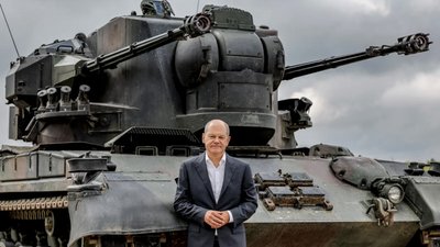 Шольц відвідав українських солдатів під час військових навчань у Німеччині