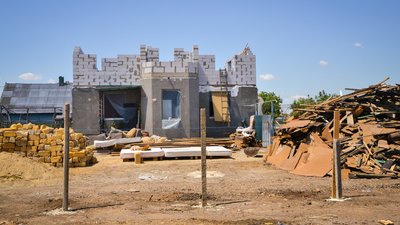 Багатодітна сім'я з Одещини лишилася без даху над головою після ракетного удару. Будинок сім'ї Степових