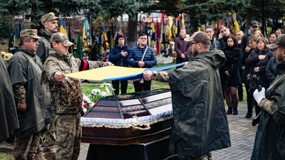 В Ужгороді попрощалися із полеглим захисником Миколою Суязовим В Ужгороді попрощалися із полеглим захисником Миколою Суязовим