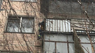 Патрульні Тернополя врятували дитину від падіння з дванадцятиметрової висоти Патрульні Тернополя врятували дитину від падіння з дванадцятиметрової висоти