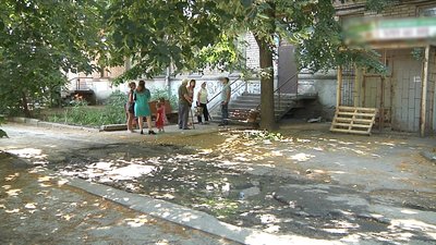 В Запоріжжі мешканці багатоквартирного будинку скаржаться на розбиту дорогу, цвіль та антисанітарію