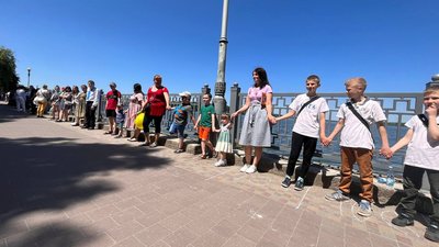 Понад пів тисячі дітей під час рекорду взялися за руки Понад пів тисячі дітей під час рекорду взялися за руки