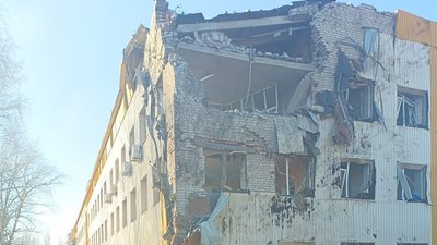 Російські військові обстріляли будівлю міської ради, школу та відділення лікарні у Бахмуті — МВА