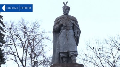 На чернігівському пам’ятнику Хмельницькому облазить фарба, Олександр Шевчук звинувачує птахів