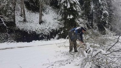 Вчора на Прикарпатті негода перекрила шлях до Верховинського перевалу Вчора на Прикарпатті негода перекрила шлях до Верховинського перевалу