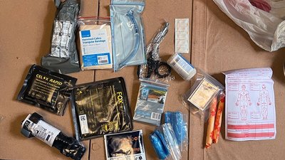 На фото вміст аптечок з гуманітарної допомоги, яку намагались продати підозрювані. На фото вміст аптечок з гуманітарної допомоги, яку намагались продати підозрювані.