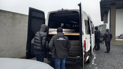 Оформляли водіями: у Рівному поліція викрила канал переправлення військовозобов’язаних за кордон Оформляли водіями: у Рівному поліція викрила канал переправлення військовозобов’язаних за кордон