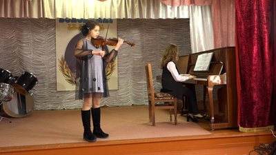 "Я просто дивлюся на скрипку і думаю, щоб добре зіграти". Прикарпатська скрипалька Каріна Семанів "Я просто дивлюся на скрипку і думаю, щоб добре зіграти". Прикарпатська скрипалька Каріна Семанів