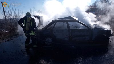 Біля Благовіщенська через аварію загорілась машина. Водій загинув Біля Благовіщенська через аварію загорілась машина. Водій загинув