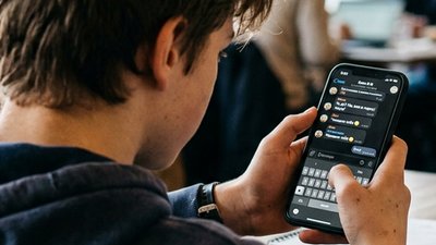 підліток в телефоні ілюстративне
