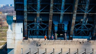 Для проходу ракетного катера та тральщика в Миколаєві розводили мости Для проходу ракетного катера та тральщика в Миколаєві розводили мости