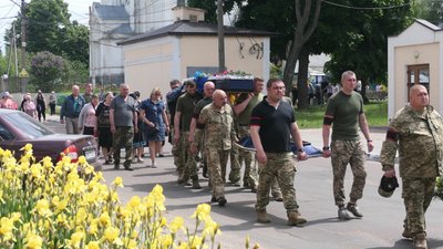 "Помер від ран". У Глухові попрощалися із захисником Романом Гладушкою "Помер від ран". У Глухові попрощалися із захисником Романом Гладушкою