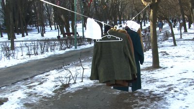 У Луцькому парку розвісили теплий одяг для нужденних У Луцькому парку розвісили теплий одяг для нужденних