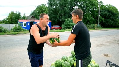 "Якщо стукаю і звучить — то солодкий": історія родини з Вінниччини, яка вирощує кавуни "Якщо стукаю і звучить — то солодкий": історія родини з Вінниччини, яка вирощує кавуни