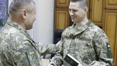 Звільненим з полону військовим вручили нові документи