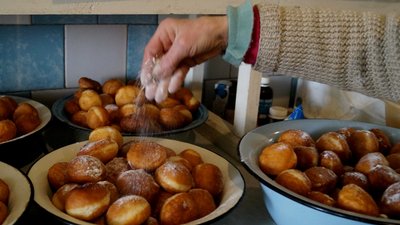 "Волонтерські рецепти". У Трускавецькій громаді жінки печуть смаколики для бійців та переселенців "Волонтерські рецепти". У Трускавецькій громаді жінки печуть смаколики для бійців та переселенців