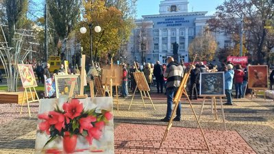 У Херсоні проходить акція протесту на підтримку виставкової зали