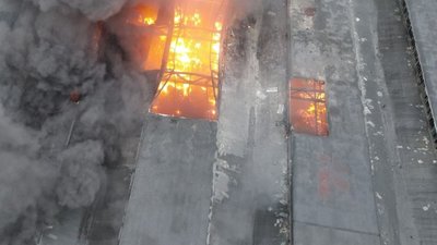 Пожежа в одній із будівель Хмельницького, що виникла внаслідок російської атаки