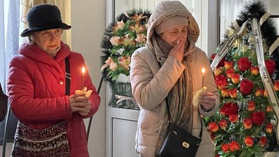 У Херсоні попрощались з диригентом філармонії, якого у вересні застрелили військові РФ за відмову у співпраці У Херсоні попрощались з диригентом філармонії, якого у вересні застрелили військові РФ за відмову у співпраці