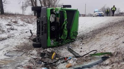 На Сумщині у кювет злетів вантажний фургон: двоє потерпілих