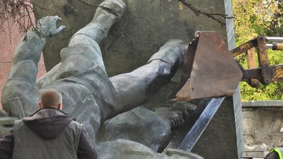 У Кропивницькому впав пам'ятник "Героям громадянської та Великої Вітчизняної воєн". Що сталося У Кропивницькому впав пам'ятник "Героям громадянської та Великої Вітчизняної воєн". Що сталося