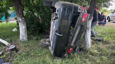 Автомобіль "Chery Amulet" після зіткнення з деревом у Полонному на Хмельниччині