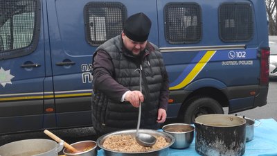 В Ужгороді патрульні та священники готували кутю для переселенців В Ужгороді патрульні та священники готували кутю для переселенців