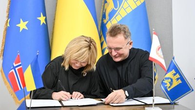Андрій Садовий та Маріт Варнке підписують документи