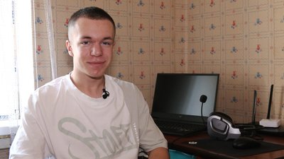 "Хочу жити тут". Підліток на протезі з Харківщини відновлюється після обстрілу "Хочу жити тут". Підліток на протезі з Харківщини відновлюється після обстрілу