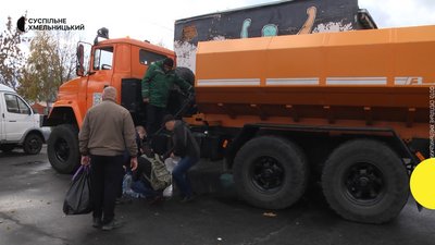 Воду роздавали у різних мікрорайонах міста. Воду роздавали у різних мікрорайонах міста.