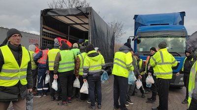 Майже 20 українських водіїв, які застрягли на кордоні через страйк польських перевізників, просять про евакуацію Майже 20 українських водіїв, які застрягли на кордоні через страйк польських перевізників, просять про евакуацію