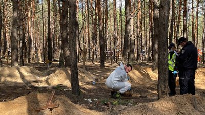 "Мій чоловік лежить під №222": як в Ізюмі шукають могили рідних "Мій чоловік лежить під №222": як в Ізюмі шукають могили рідних