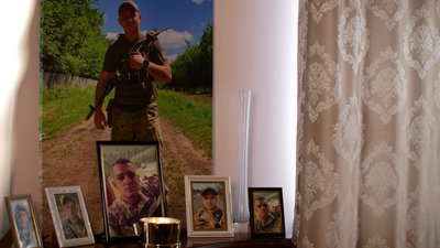 "Тіло 3 місяці лежить на полі бою". Людмила Панюк з Буковини чекає на повернення сина, щоб поховати його вдома "Тіло 3 місяці лежить на полі бою". Людмила Панюк з Буковини чекає на повернення сина, щоб поховати його вдома