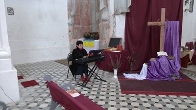 Ірина Деркач грає на органі у Дубровицькому костелі