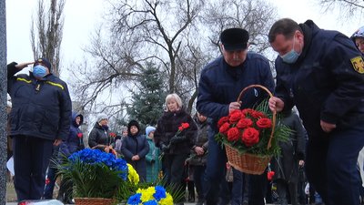 На Луганщині до Дня вшанування ліквідаторів наслідків аварії на ЧАЕС відкрили пам’ятник На Луганщині до Дня вшанування ліквідаторів наслідків аварії на ЧАЕС відкрили пам’ятник