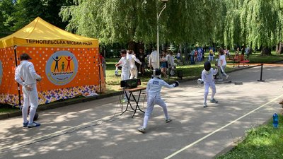 Учасники змагаються у фехтуванні
