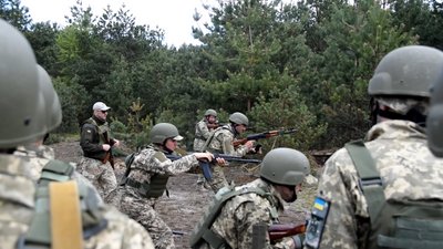 Бійці батальйону резерву вправляються у поводженні зі зброєю на ходу Бійці батальйону резерву вправляються у поводженні зі зброєю на ходу