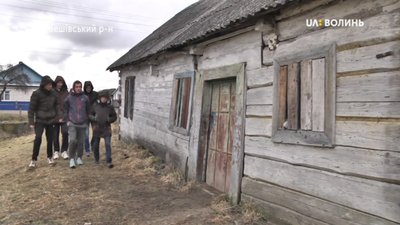 На Волині юнаки облаштували тренажерний зал у занедбаній хаті